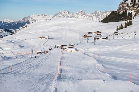 rast-in-huette-bei-kaffee-und-tee-kitzbueheler-alpen